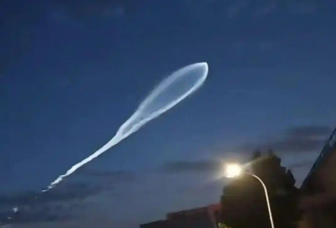 气象局回应西安大量白点状飞行物