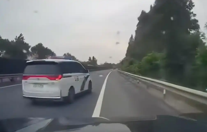 交警开私家车高速逼停摩托?当地通报